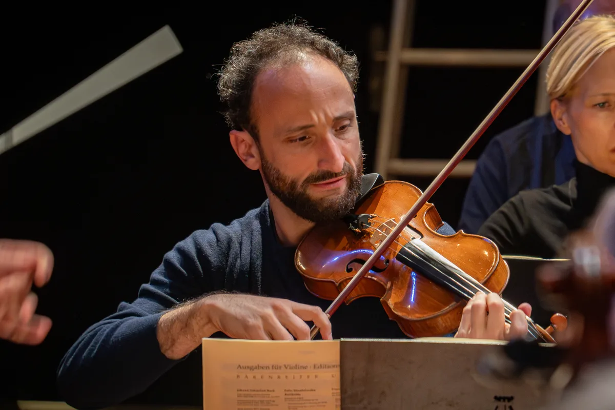 Ein Geigenspieler, der konzentriert schaut.